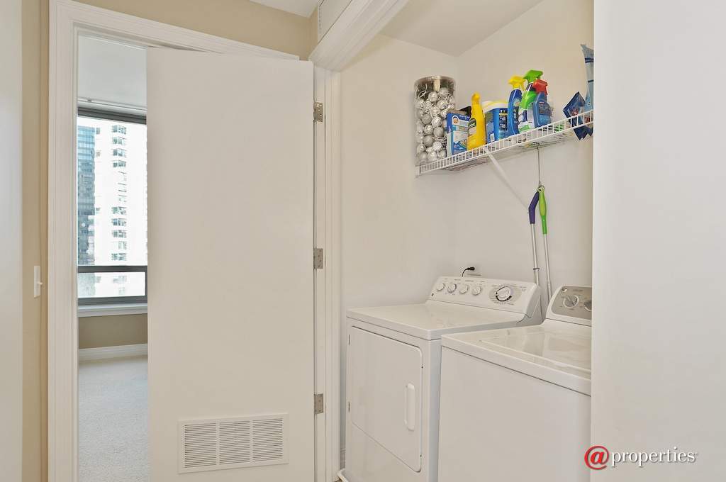 600 N Lake Shore Drive #2101 Chicago, Illinois 60611 - Laundry Room