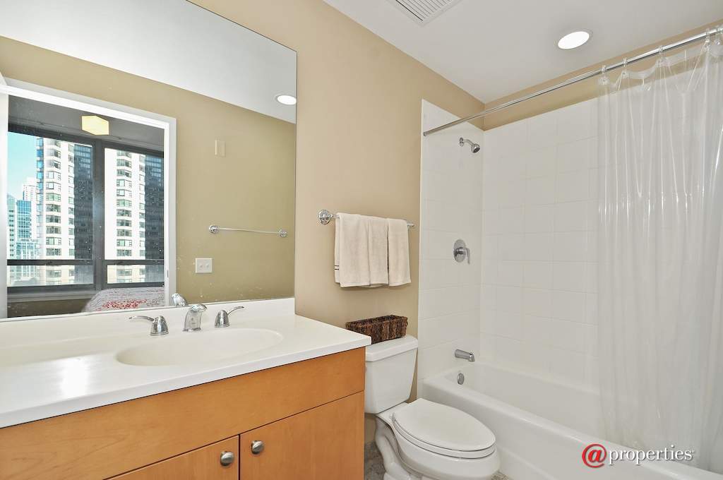 600 N Lake Shore Drive #2101 Chicago, Illinois 60611 - Bathroom