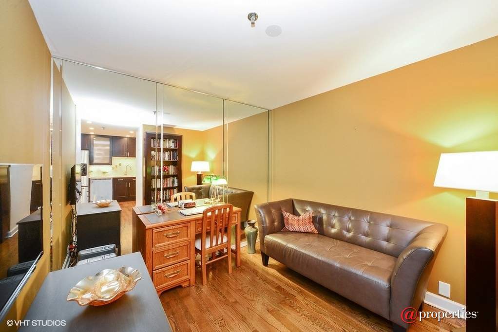 680 N Lake Shore Drive #707 Chicago, Illinois 60611 - Den