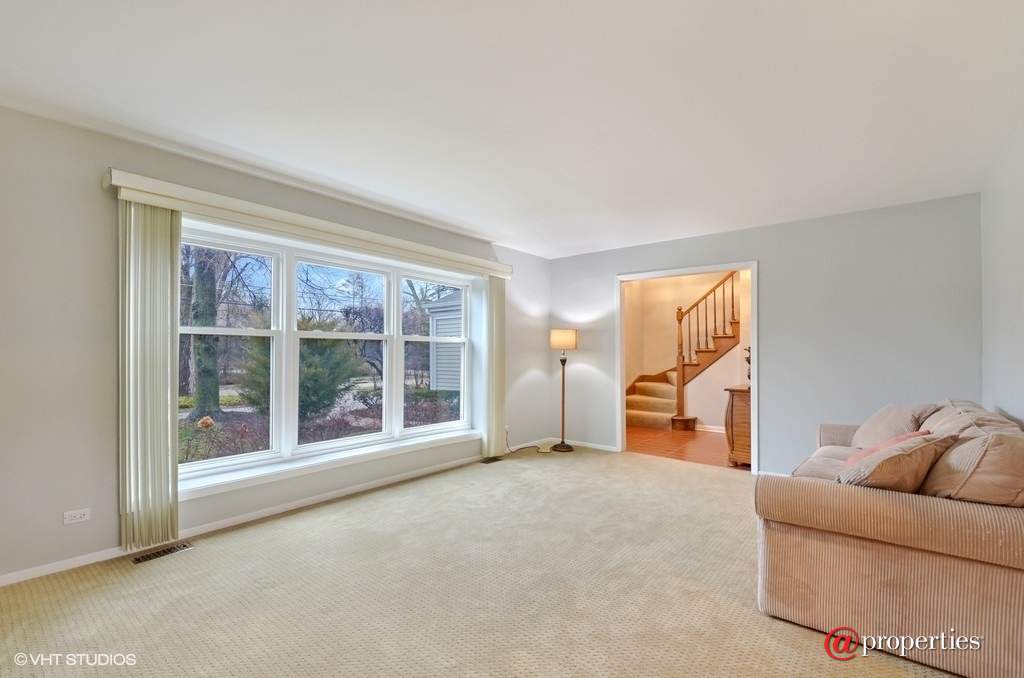 1614 Park Avenue West Highland Park, Illinois 60035 - Living Room