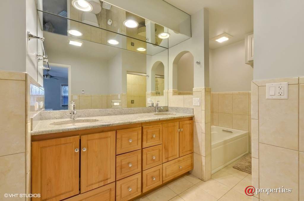1614 Park Avenue West Highland Park, Illinois 60035 - Master Bathroom