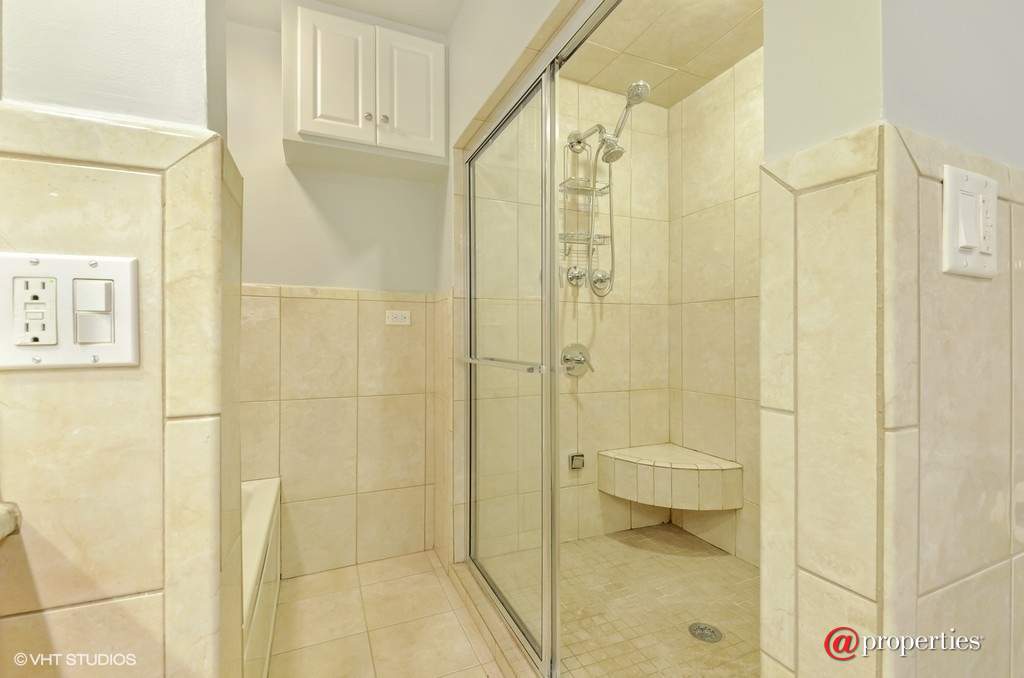 1614 Park Avenue West Highland Park, Illinois 60035 - Master Bathroom