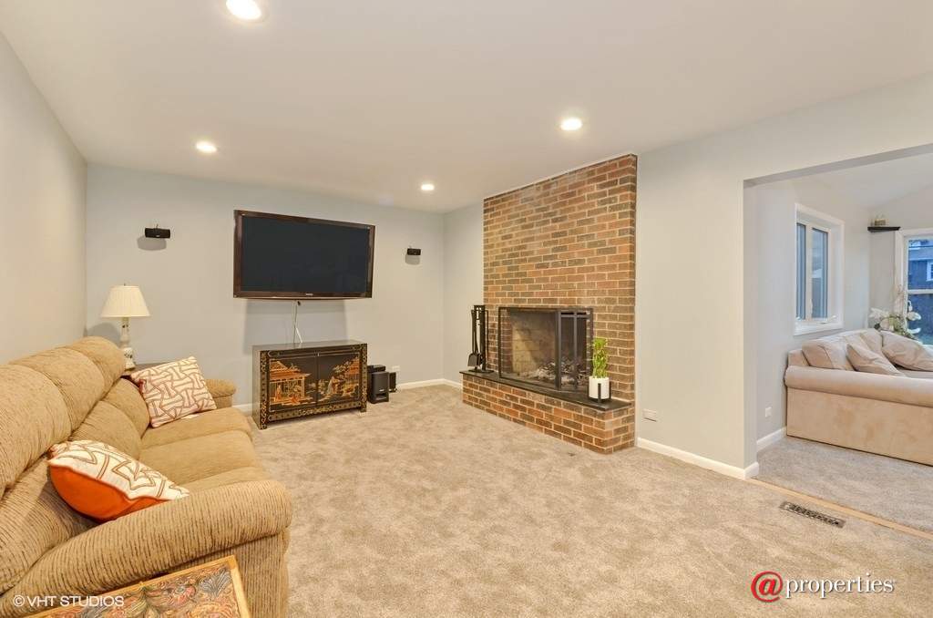 1614 Park Avenue West Highland Park, Illinois 60035 - Family Room