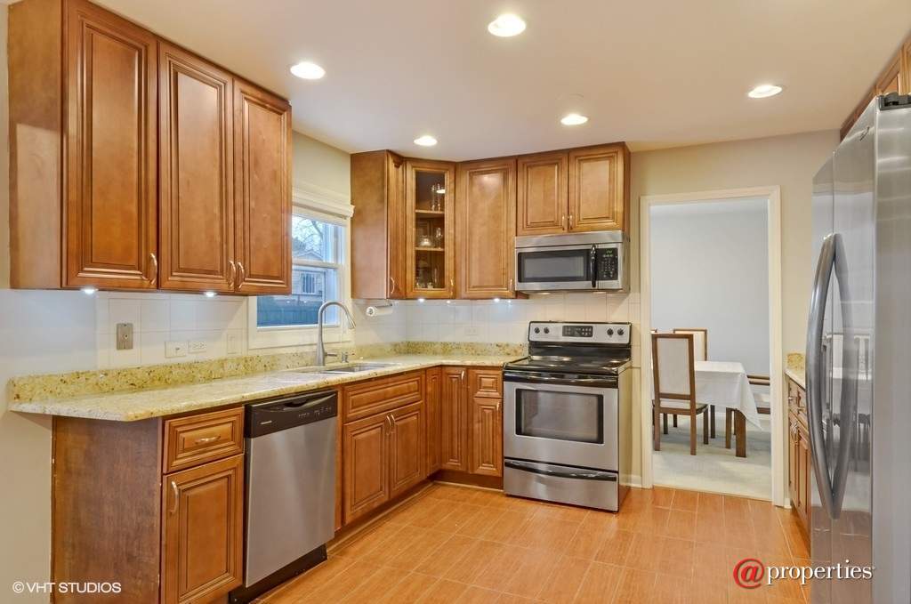 1614 Park Avenue West Highland Park, Illinois 60035 - Kitchen