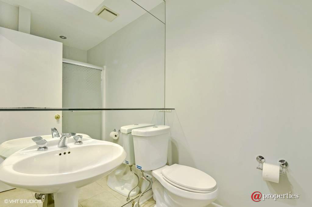 1614 Park Avenue West Highland Park, Illinois 60035 - Bathroom