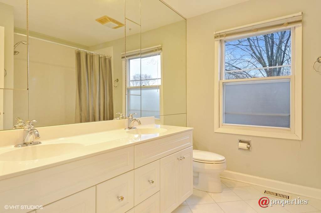 1614 Park Avenue West Highland Park, Illinois 60035 - 2nd Bathroom