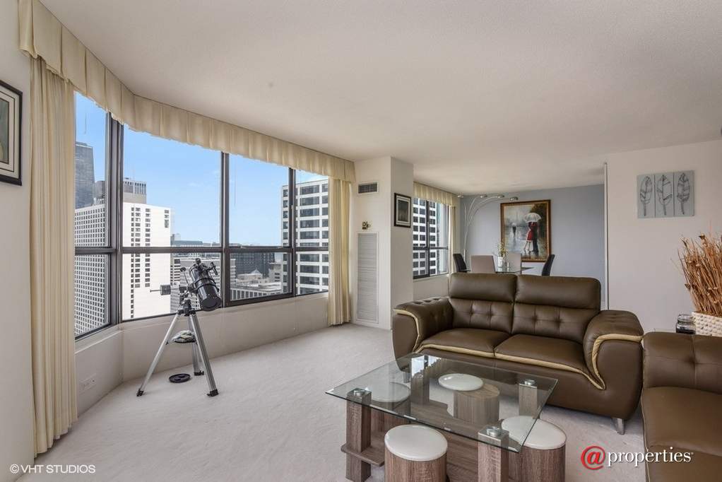 405 N Wabash Avenue #3503 Chicago, Illinois 60611 - Living Room