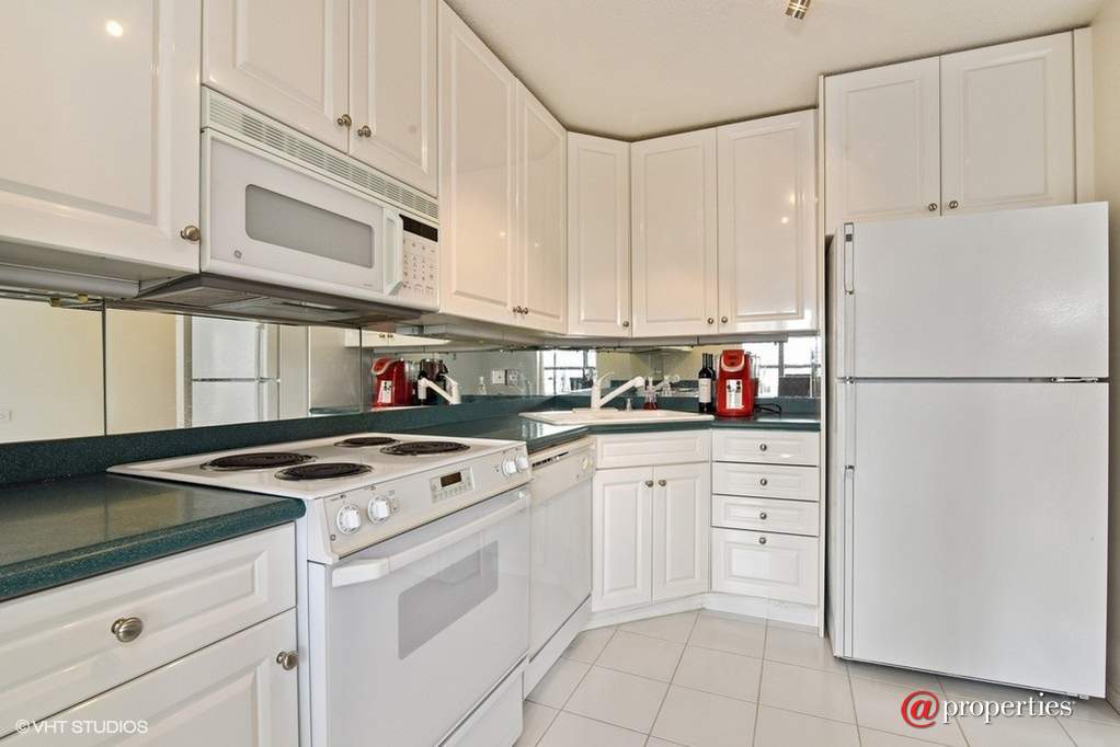 405 N Wabash Avenue #3503 Chicago, Illinois 60611 - Kitchen