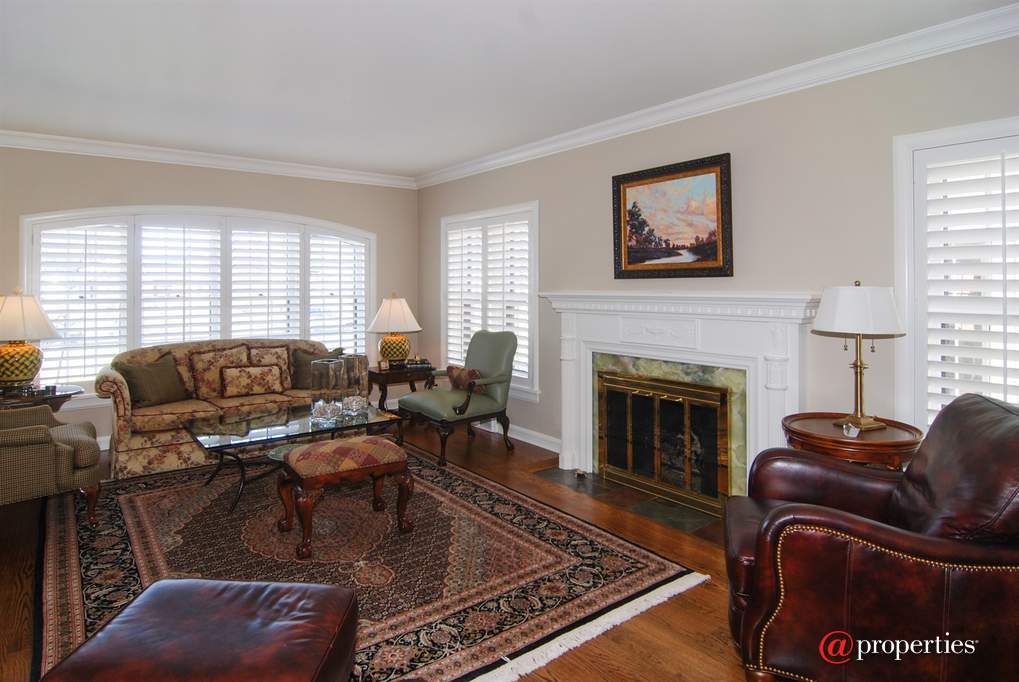 1435 Franklin Avenue River Forest, Illinois 60305 - Living Room
