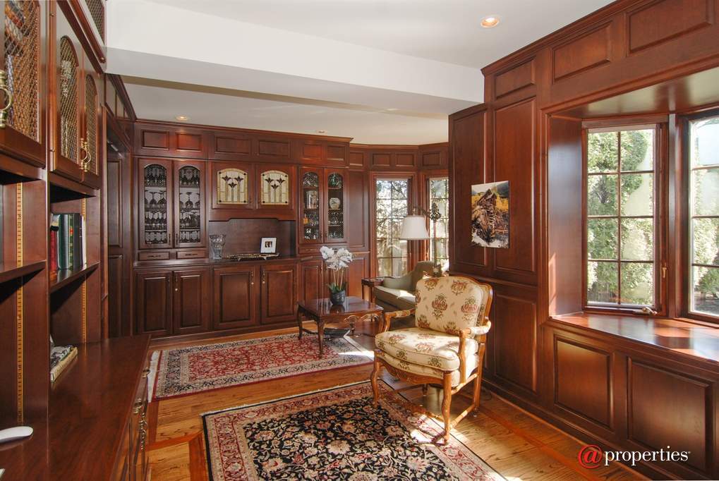 1435 Franklin Avenue River Forest, Illinois 60305 - Den