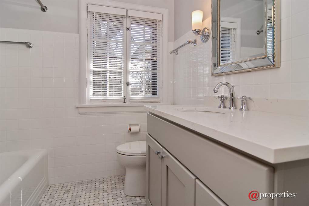 1435 Franklin Avenue River Forest, Illinois 60305 - Bathroom