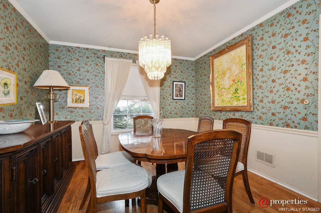 1100 Antique Lane Northbrook, Illinois 60062 - Dining Room