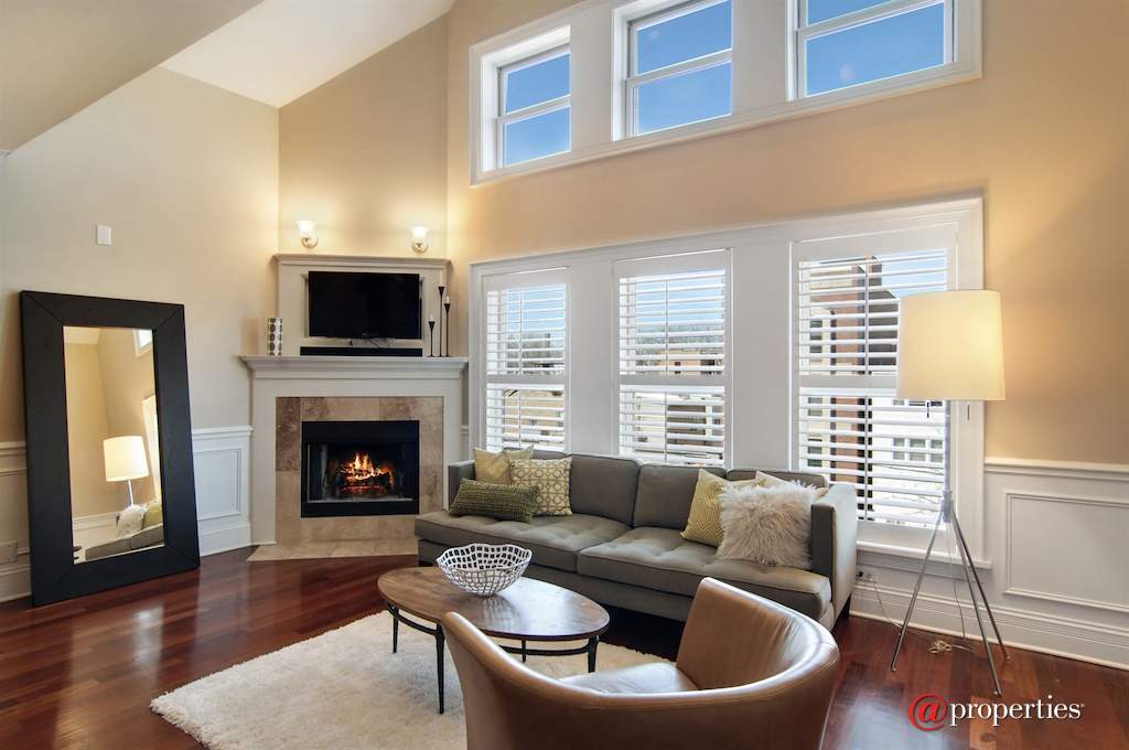3713 N Ashland Avenue #3S Chicago, Illinois 60613 - Living Room