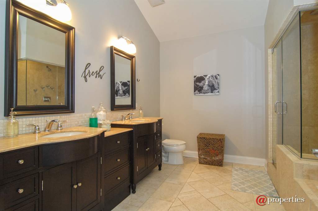 3713 N Ashland Avenue #3S Chicago, Illinois 60613 - Master Bathroom