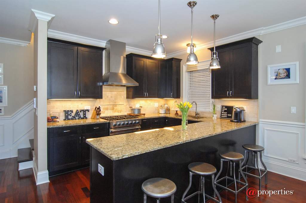 3713 N Ashland Avenue #3S Chicago, Illinois 60613 - Kitchen