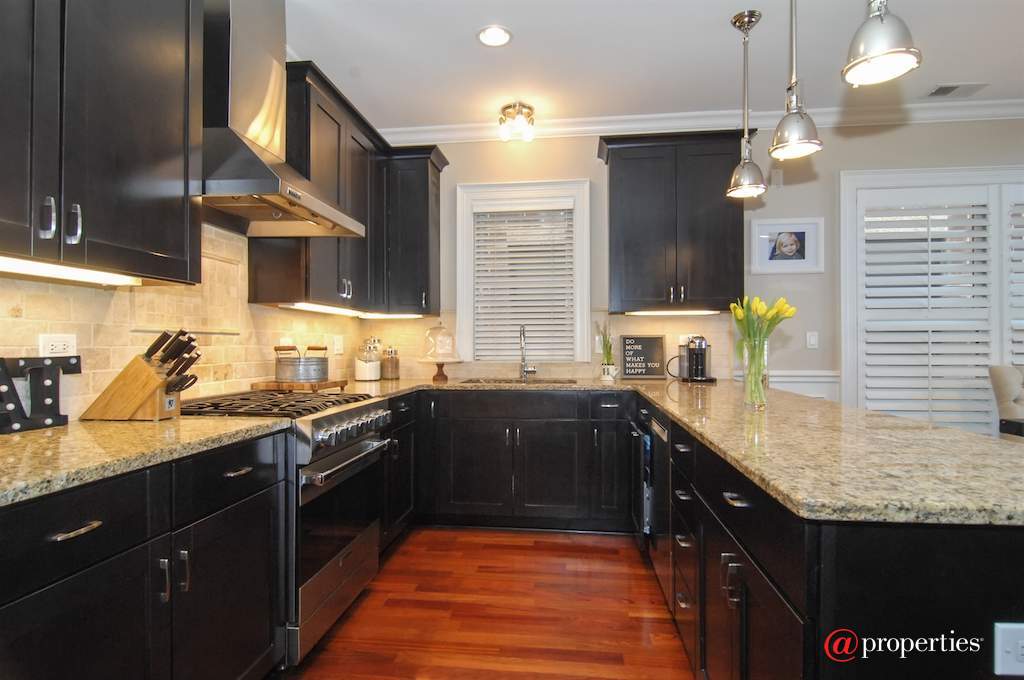 3713 N Ashland Avenue #3S Chicago, Illinois 60613 - Kitchen