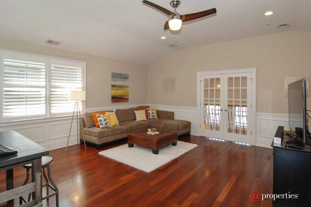 3713 N Ashland Avenue #3S Chicago, Illinois 60613 - Family Room