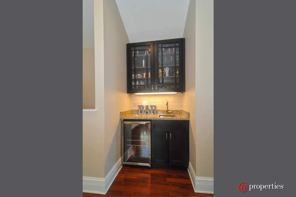 3713 N Ashland Avenue #3S Chicago, Illinois 60613 - Bar