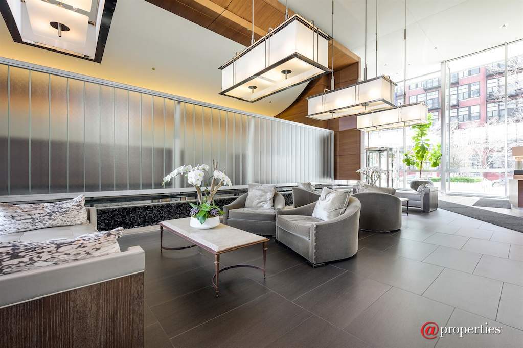 500 W Superior Street #607 Chicago, Illinois 60654 - Lobby