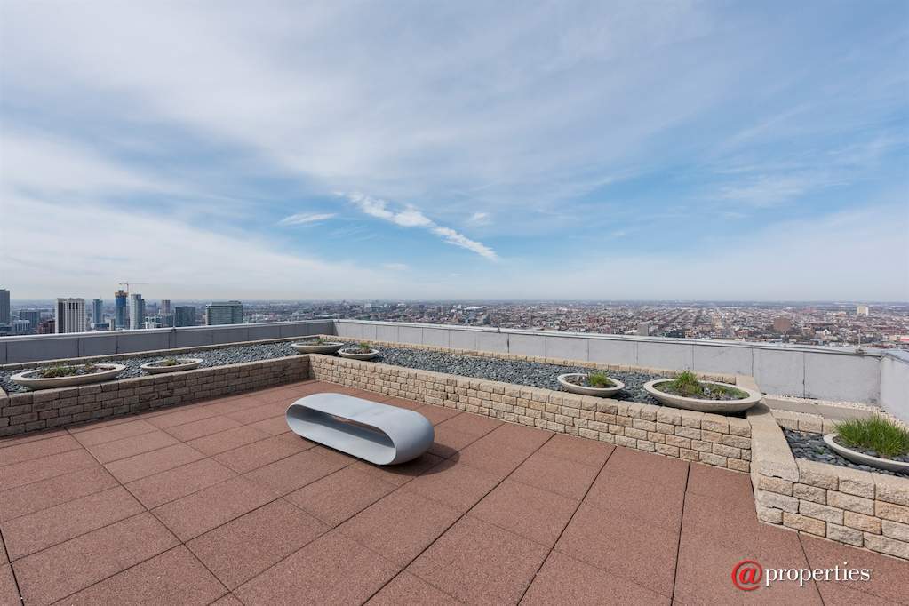 500 W Superior Street #607 Chicago, Illinois 60654 - View