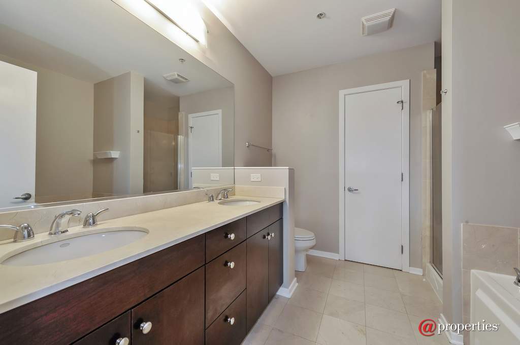 500 W Superior Street #607 Chicago, Illinois 60654 - Master Bathroom
