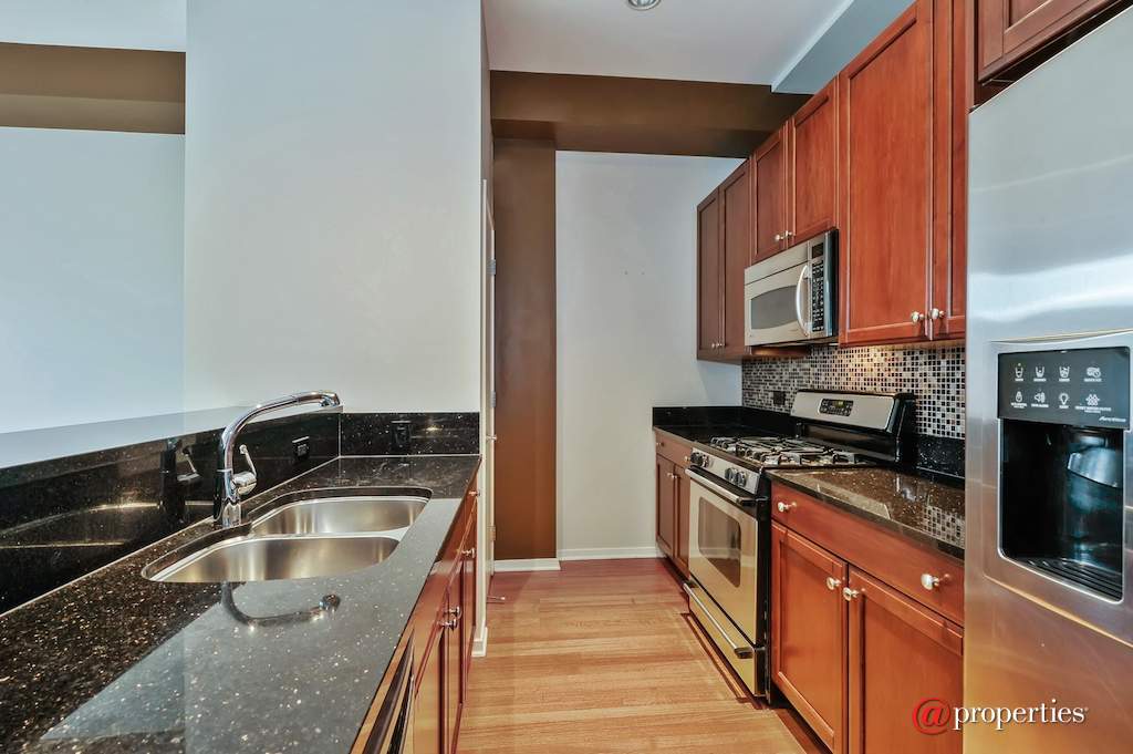 500 W Superior Street #607 Chicago, Illinois 60654 - Kitchen
