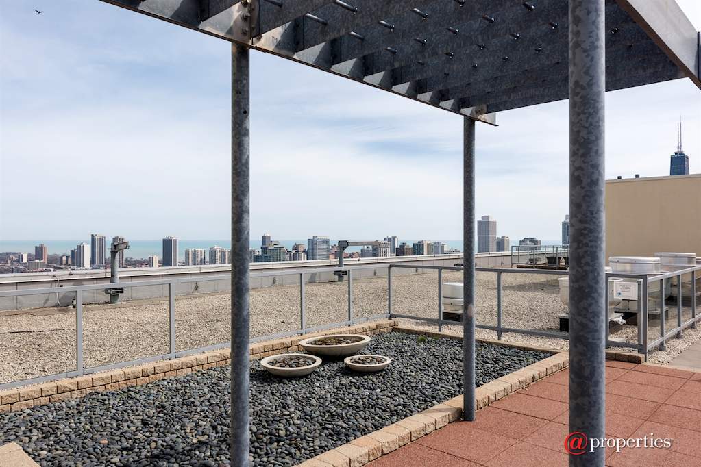 500 W Superior Street #607 Chicago, Illinois 60654 - Deck