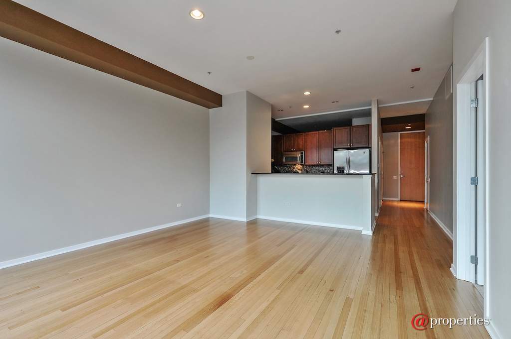 500 W Superior Street #607 Chicago, Illinois 60654 - Kitchen / Living Room