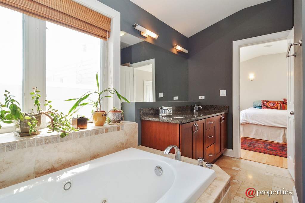 2228 N Seeley Avenue #4 Chicago, Illinois 60647 - Master Bathroom