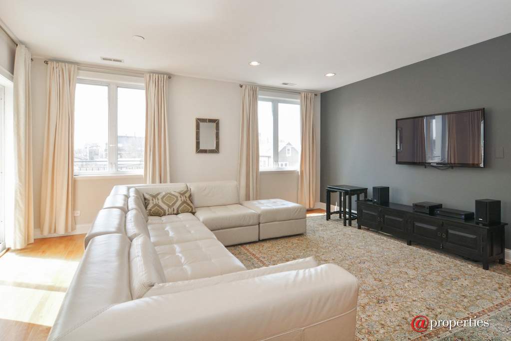 2228 N Seeley Avenue #4 Chicago, Illinois 60647 - Family Room