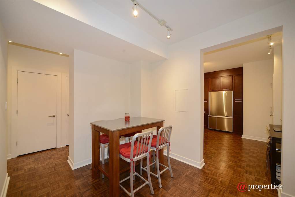 3150 N Lake Shore Drive #3B Chicago, Illinois 60657 - Dining Room