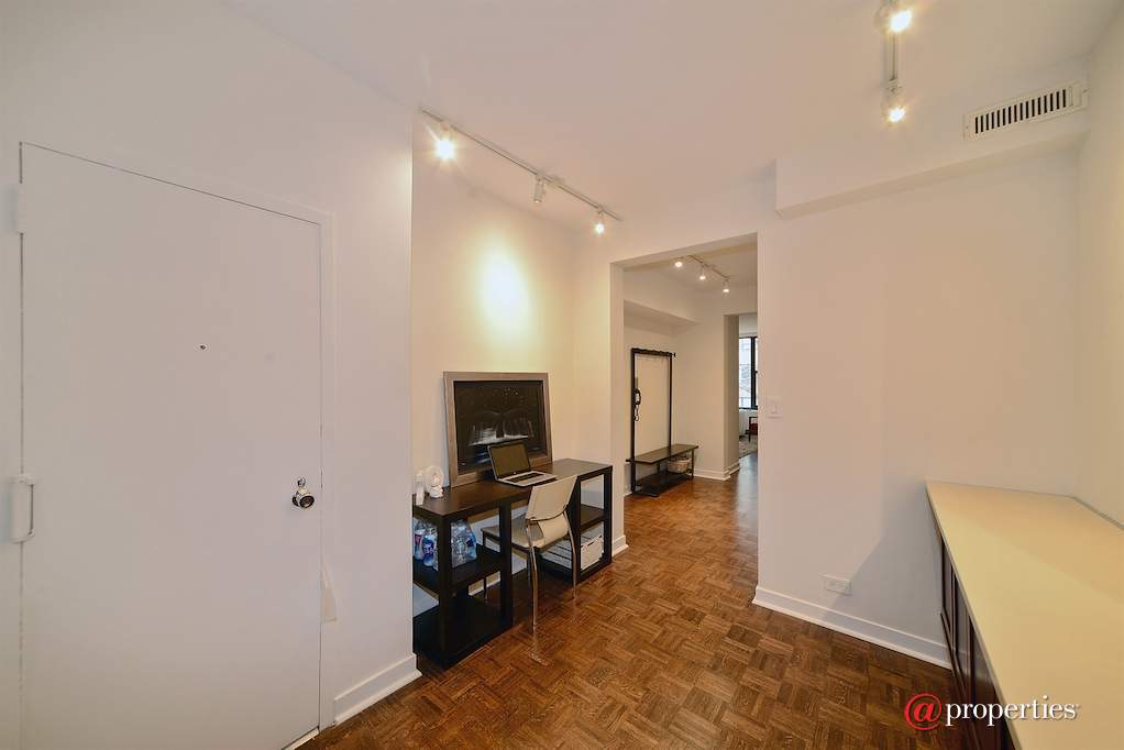3150 N Lake Shore Drive #3B Chicago, Illinois 60657 - Eat in Kitchen or Office Area