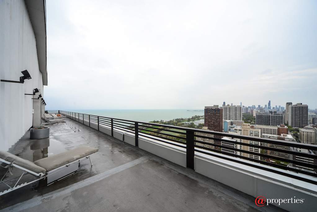 3150 N Lake Shore Drive #3B Chicago, Illinois 60657 - Balcony