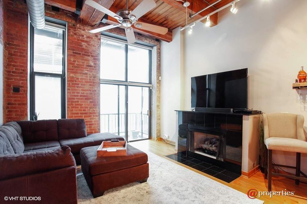 300 W Grand Avenue #201 Chicago, Illinois 60654 - Living Room