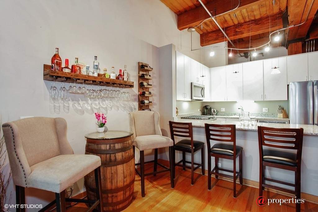 300 W Grand Avenue #201 Chicago, Illinois 60654 - Dining Room