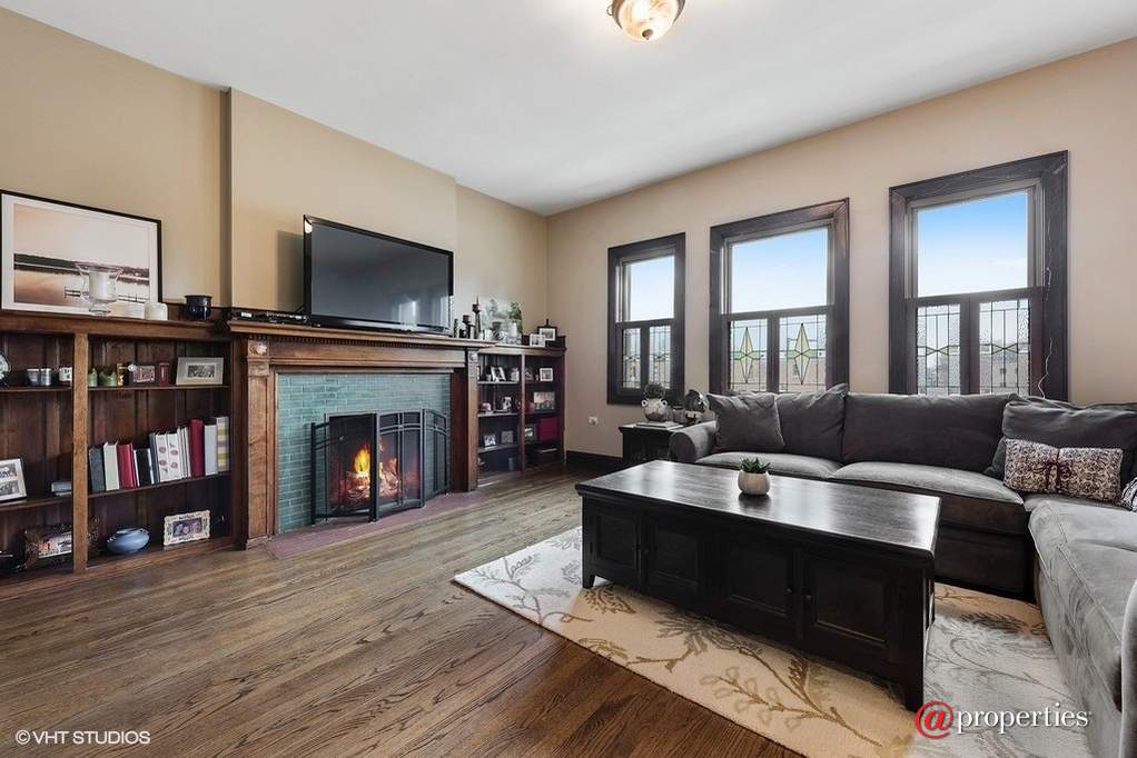 1049 W Ainslie Street #3W Chicago, Illinois 60640 - Living Room