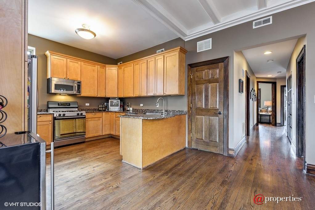 1049 W Ainslie Street #3W Chicago, Illinois 60640 - Kitchen
