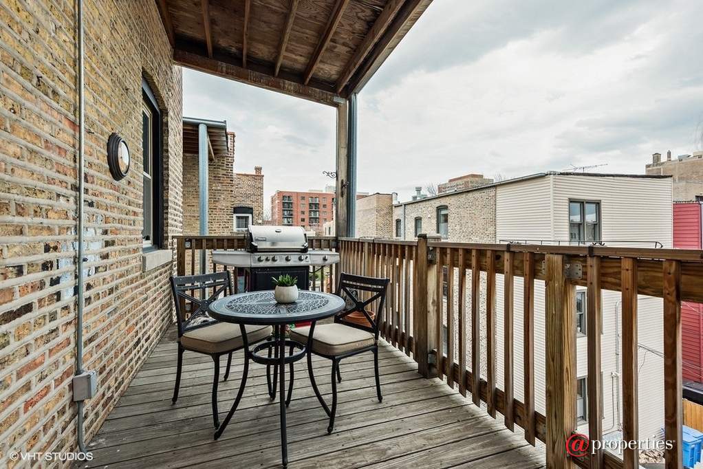 1049 W Ainslie Street #3W Chicago, Illinois 60640 - Deck