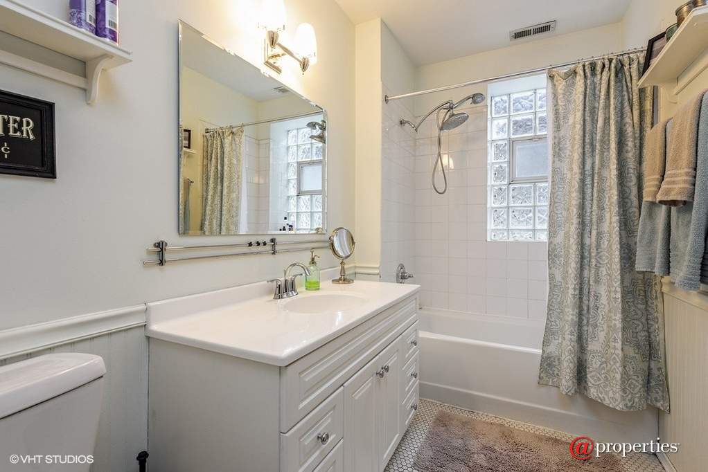 1049 W Ainslie Street #3W Chicago, Illinois 60640 - Bathroom
