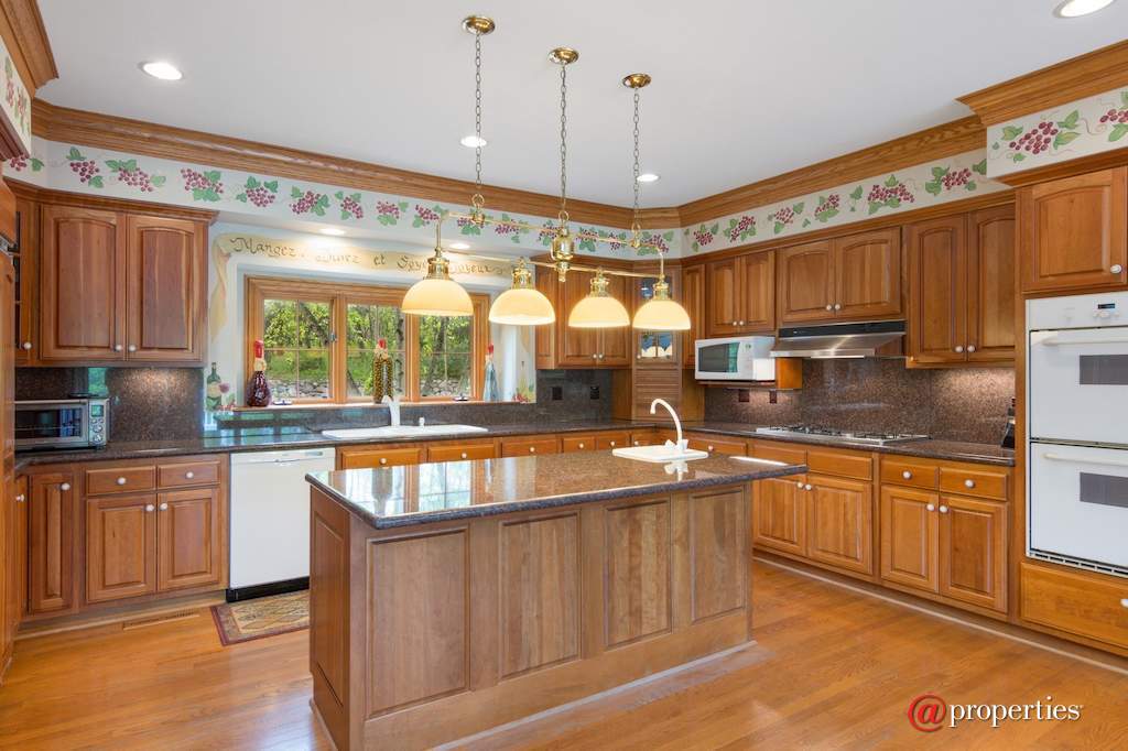 26709 N Countryside Lake Drive Mundelein, Illinois 60060 - Kitchen