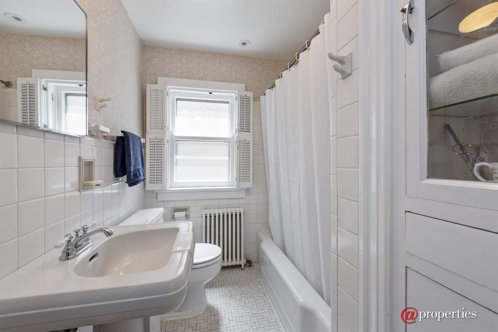 1235 Judson Avenue Evanston, Illinois 60202 - 2nd Bath