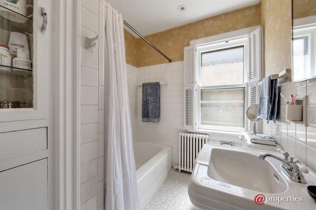 1235 Judson Avenue Evanston, Illinois 60202 - Master Bathroom