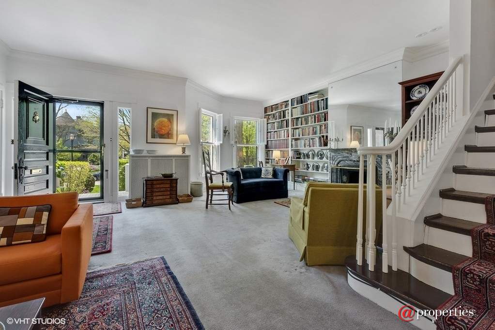 1235 Judson Avenue Evanston, Illinois 60202 - Living Room