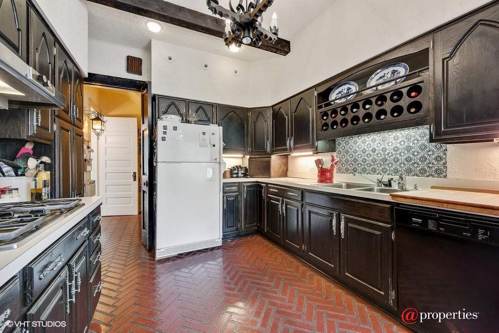 1235 Judson Avenue Evanston, Illinois 60202 - Kitchen