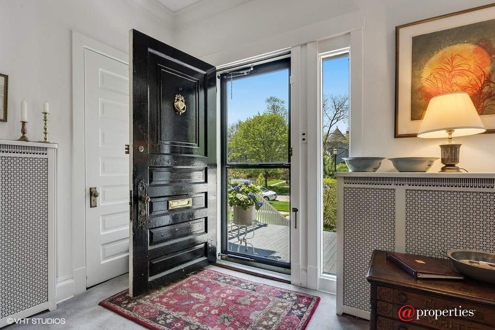 1235 Judson Avenue Evanston, Illinois 60202 - Foyer