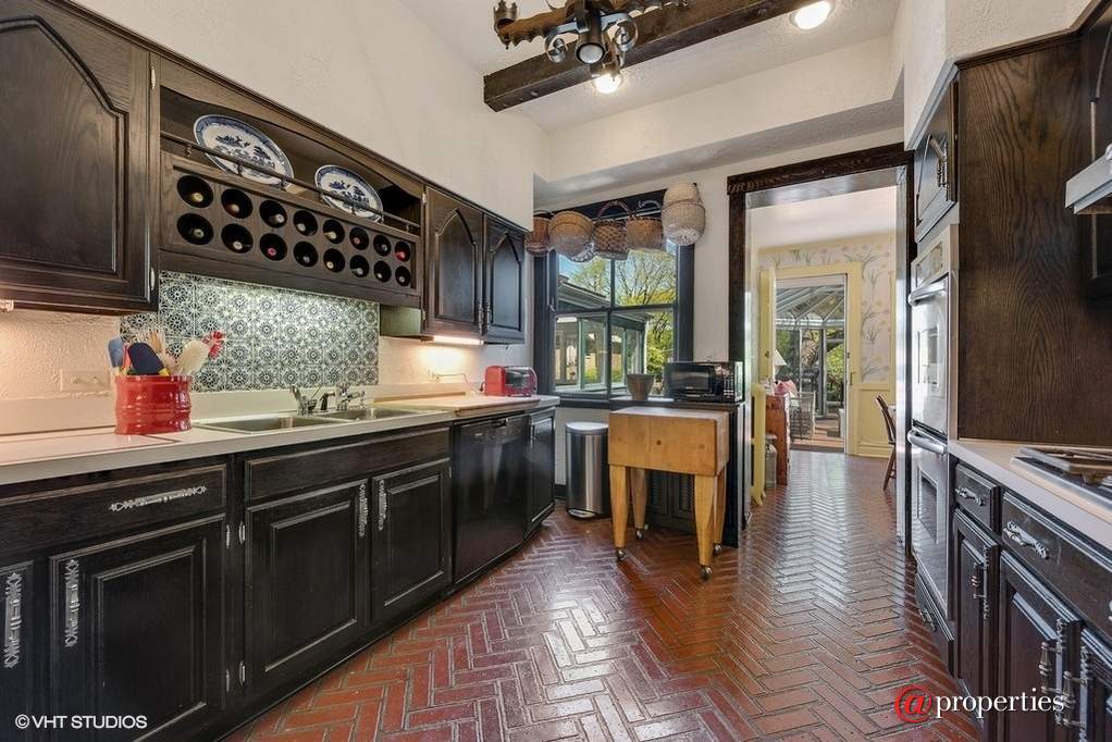 1235 Judson Avenue Evanston, Illinois 60202 - Kitchen