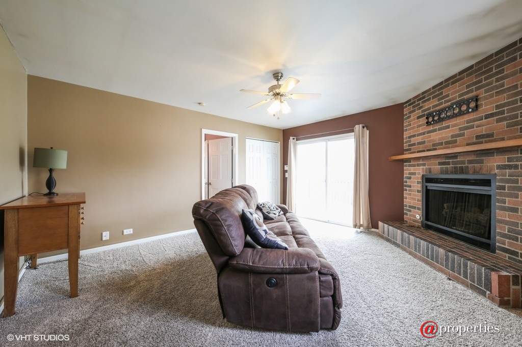 276 N Edgewood Avenue Lombard, Illinois 60148 - Family Room