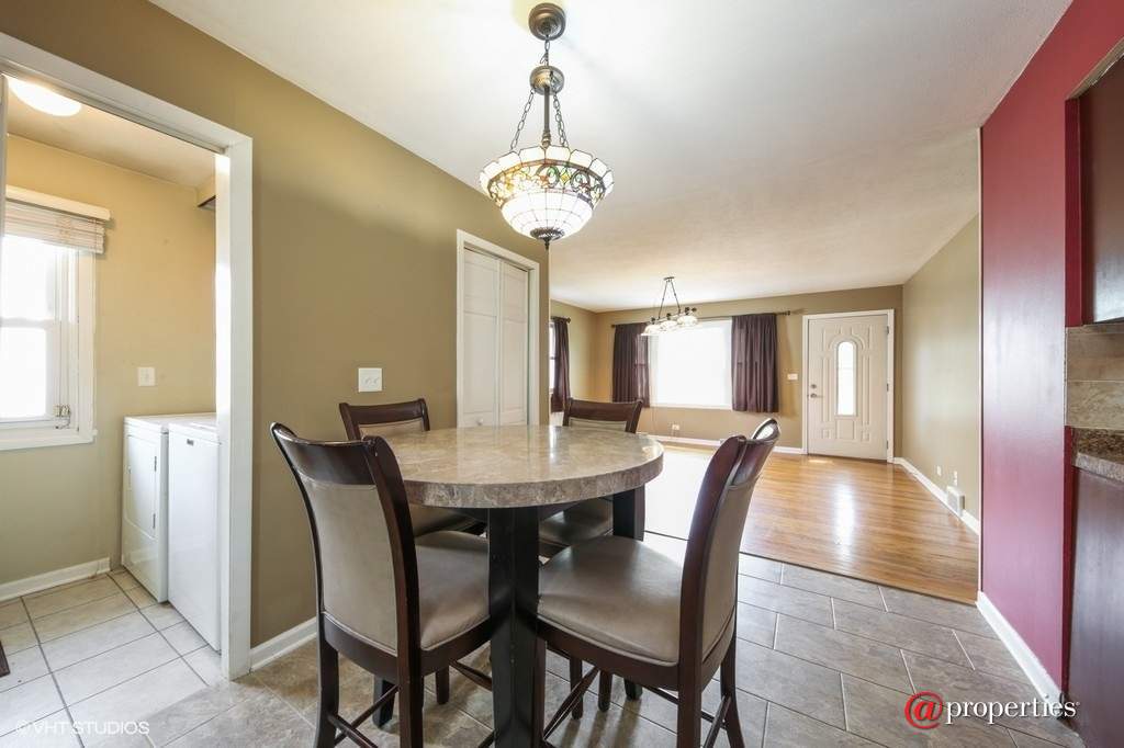 276 N Edgewood Avenue Lombard, Illinois 60148 - Breakfast Area