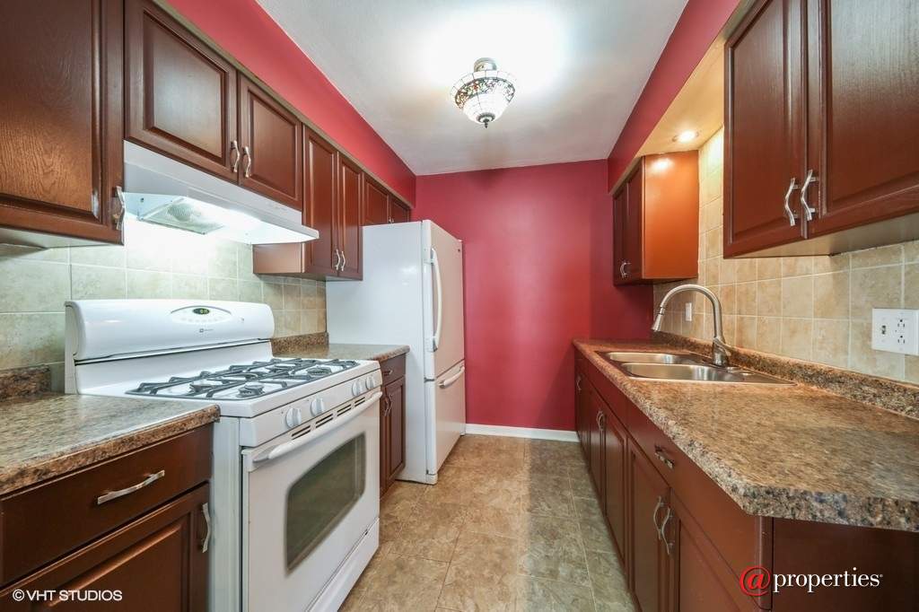 276 N Edgewood Avenue Lombard, Illinois 60148 - Kitchen