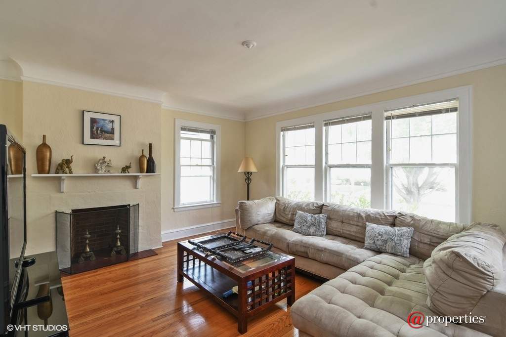 7844 Karlov Avenue Skokie, Illinois 60076 - Living Room